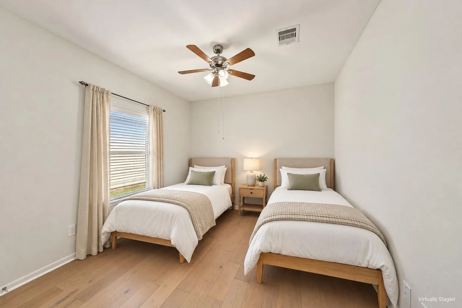 Virtually staged secondary bedroom arranged with two beds | 布置为双床的次卧虚拟布置图