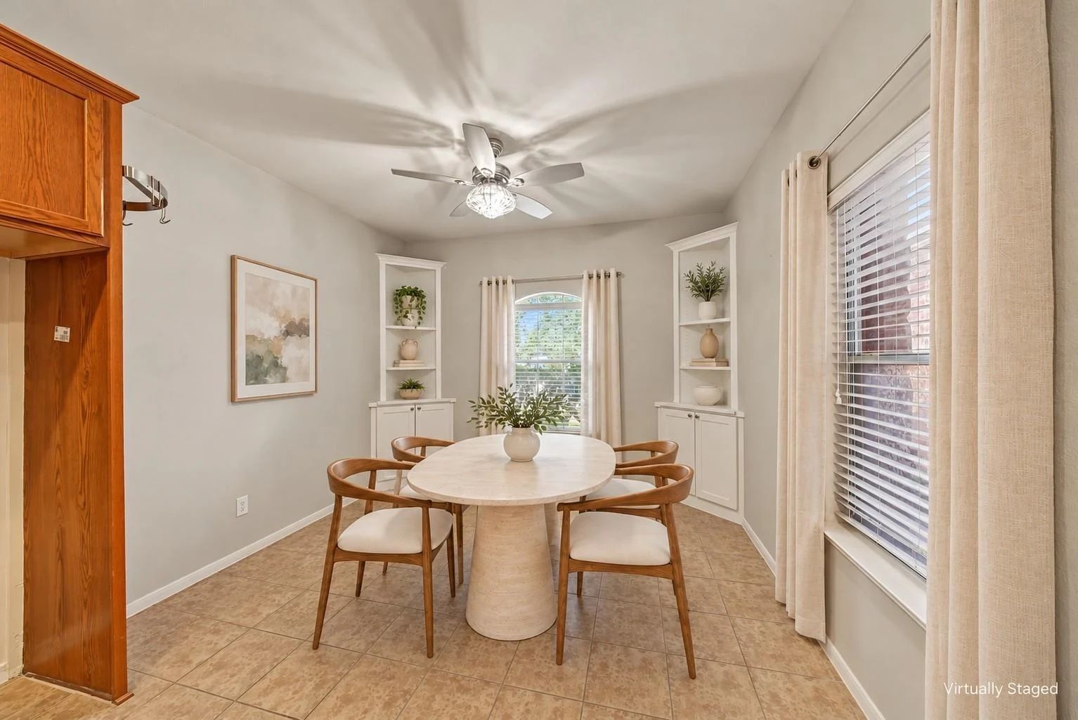Virtually staged breakfast nook beside built-in cabinetry | 固定橱柜旁的早餐区虚拟布置图