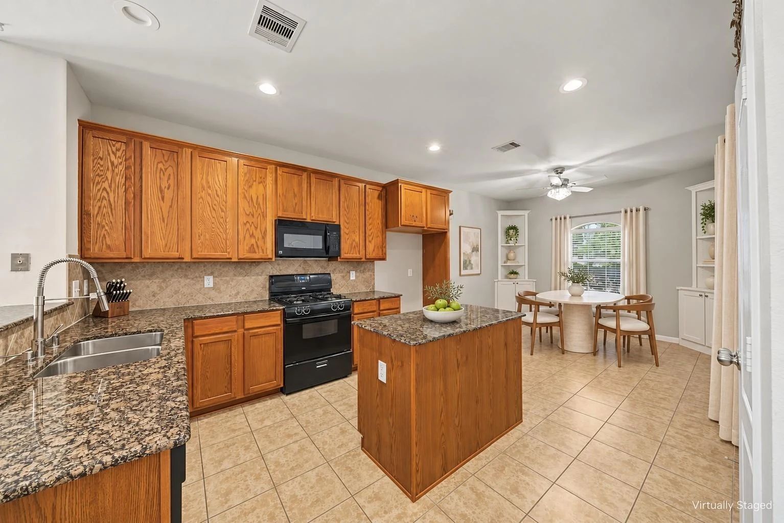 Virtually staged wide view of the kitchen, island and breakfast area | 厨房、岛台和早餐区广角虚拟布置图