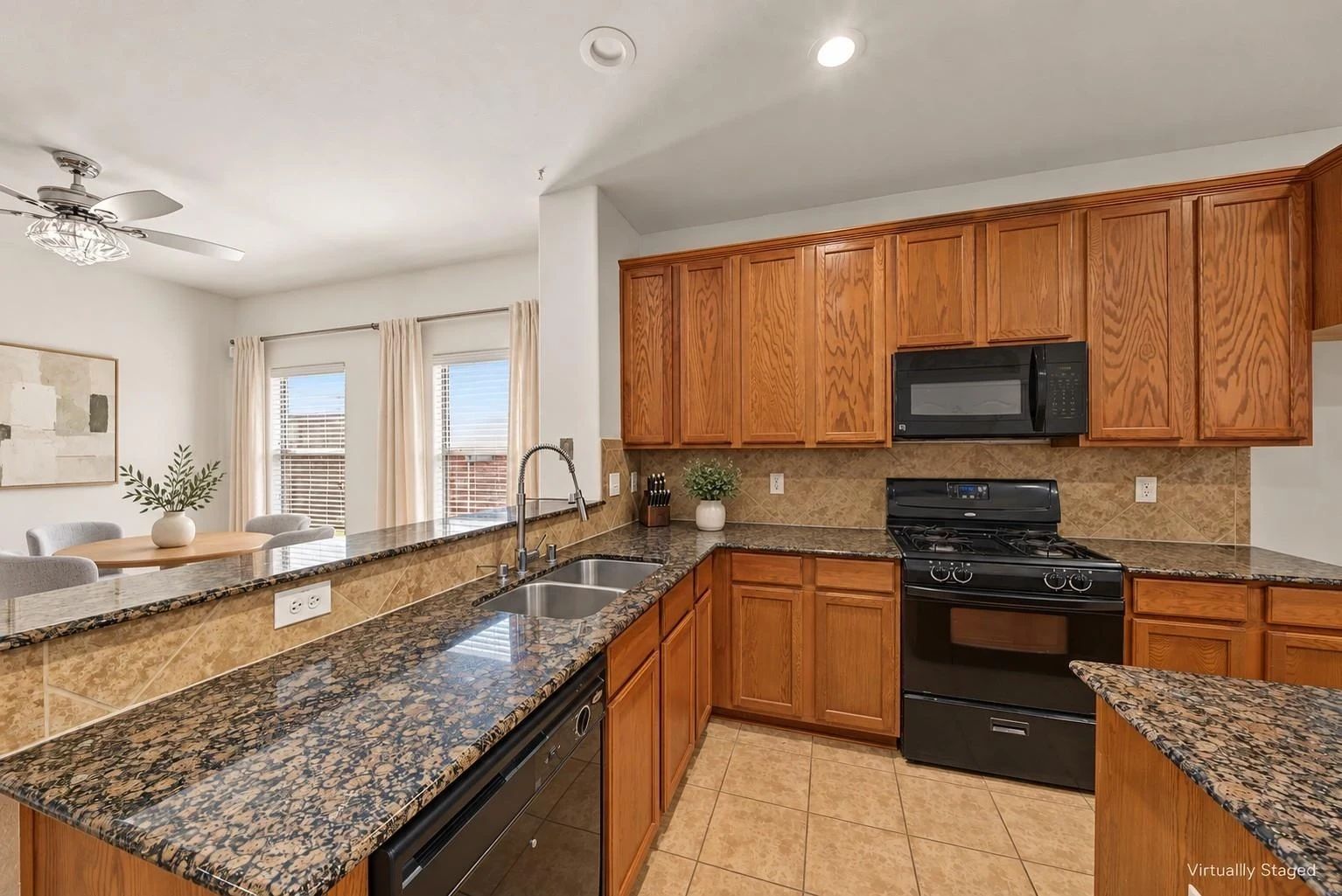 Virtually staged kitchen showing granite-style counters and gas cooking | 展示花岗岩风格台面和燃气烹饪的厨房虚拟布置图