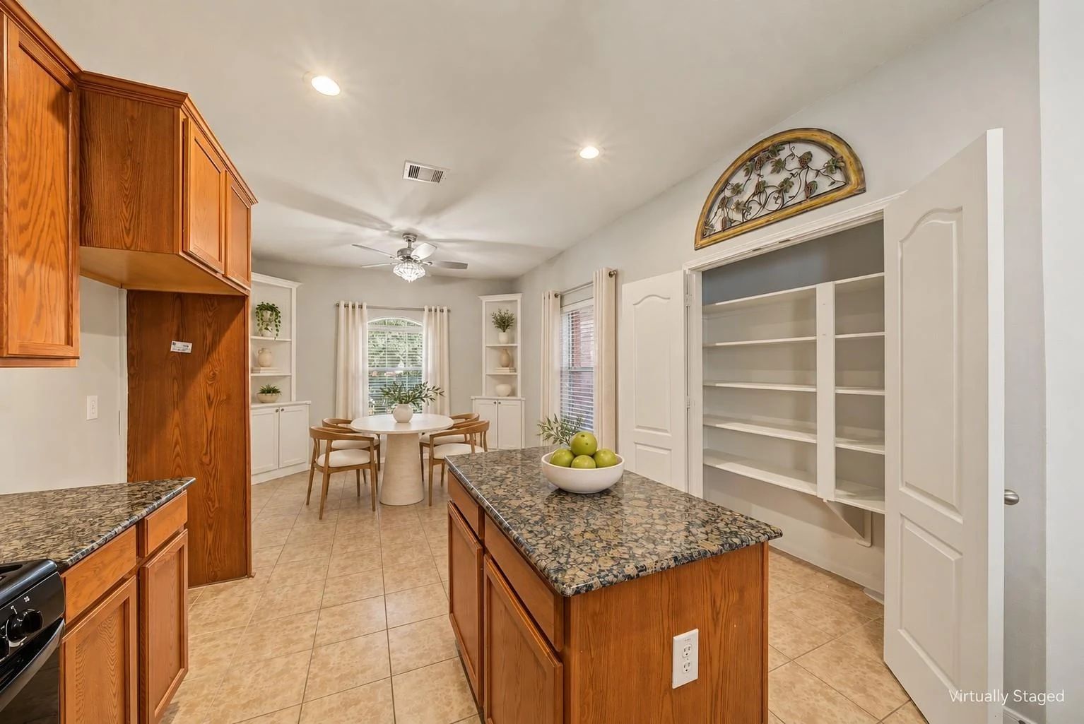 Virtually staged kitchen view toward the breakfast area and pantry | 从厨房看向早餐区和储藏室的虚拟布置图