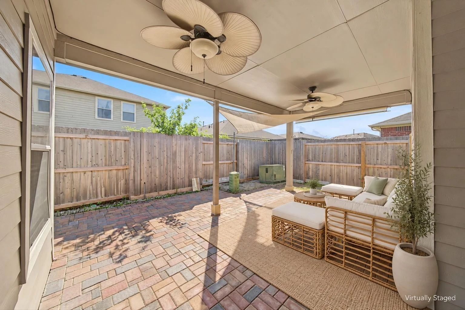 Virtually staged covered backyard patio with paver surface | 虚拟布置的后院带顶棚铺砖露台