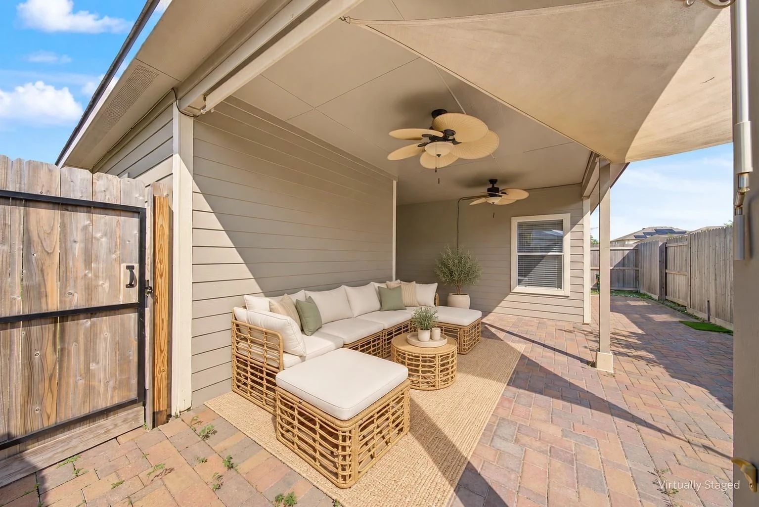 Virtually staged covered patio and fenced side yard | 虚拟布置的带顶露台和围栏侧院