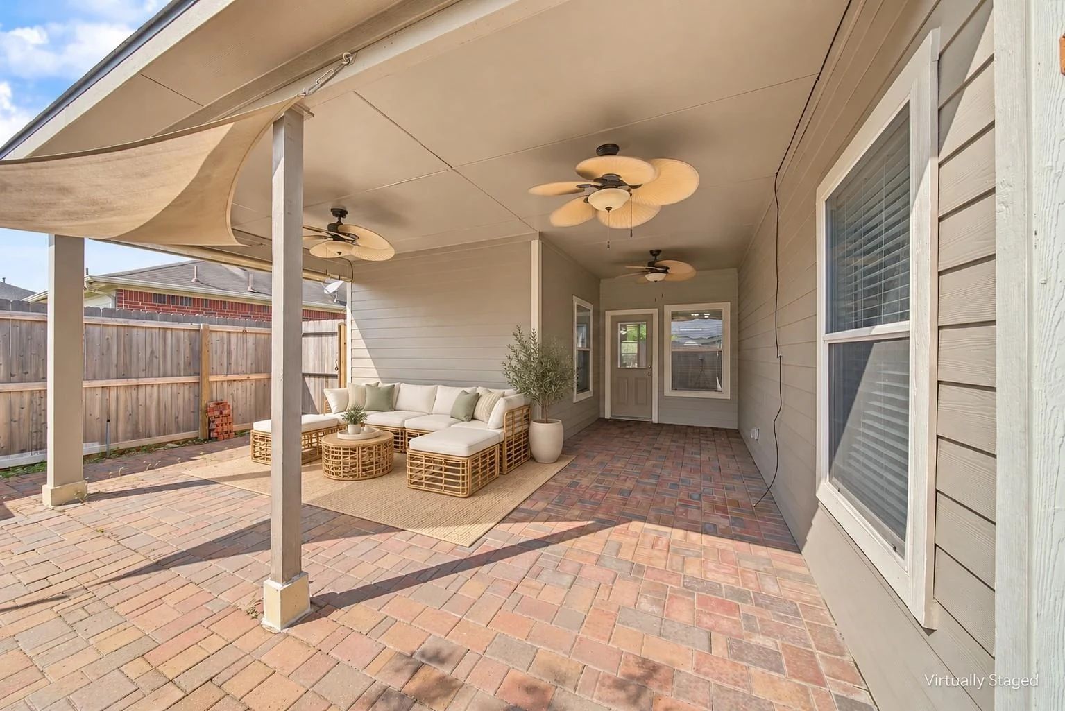 Covered patio extending along the rear of the home | 沿房屋后侧延伸的带顶棚露台