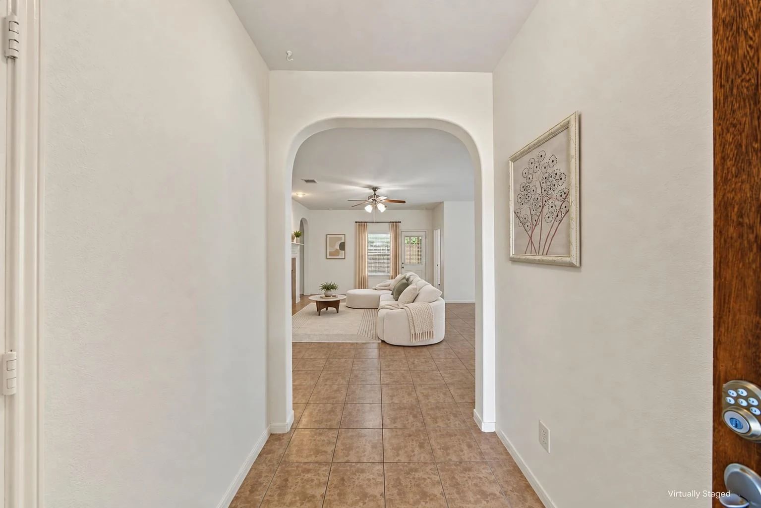 Interior hallway leading toward the open living area | 通向开放式公共区的室内走廊
