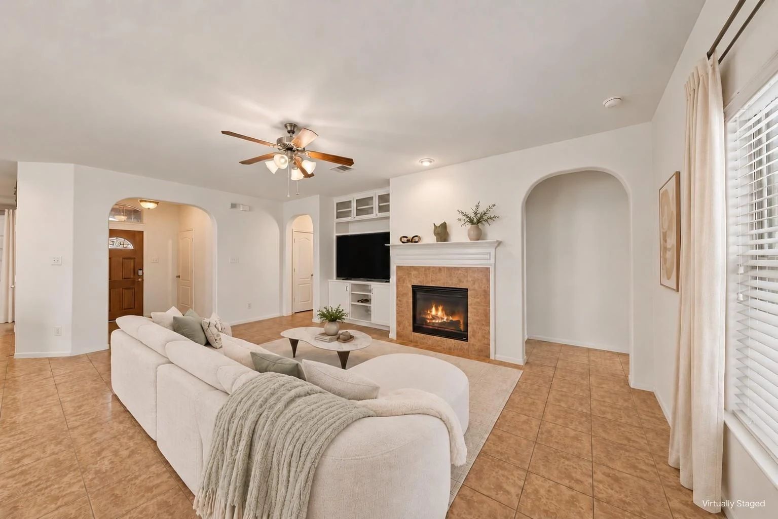 Virtually staged family room centered on the gas-log fireplace | 以燃气壁炉为中心的家庭厅虚拟布置图