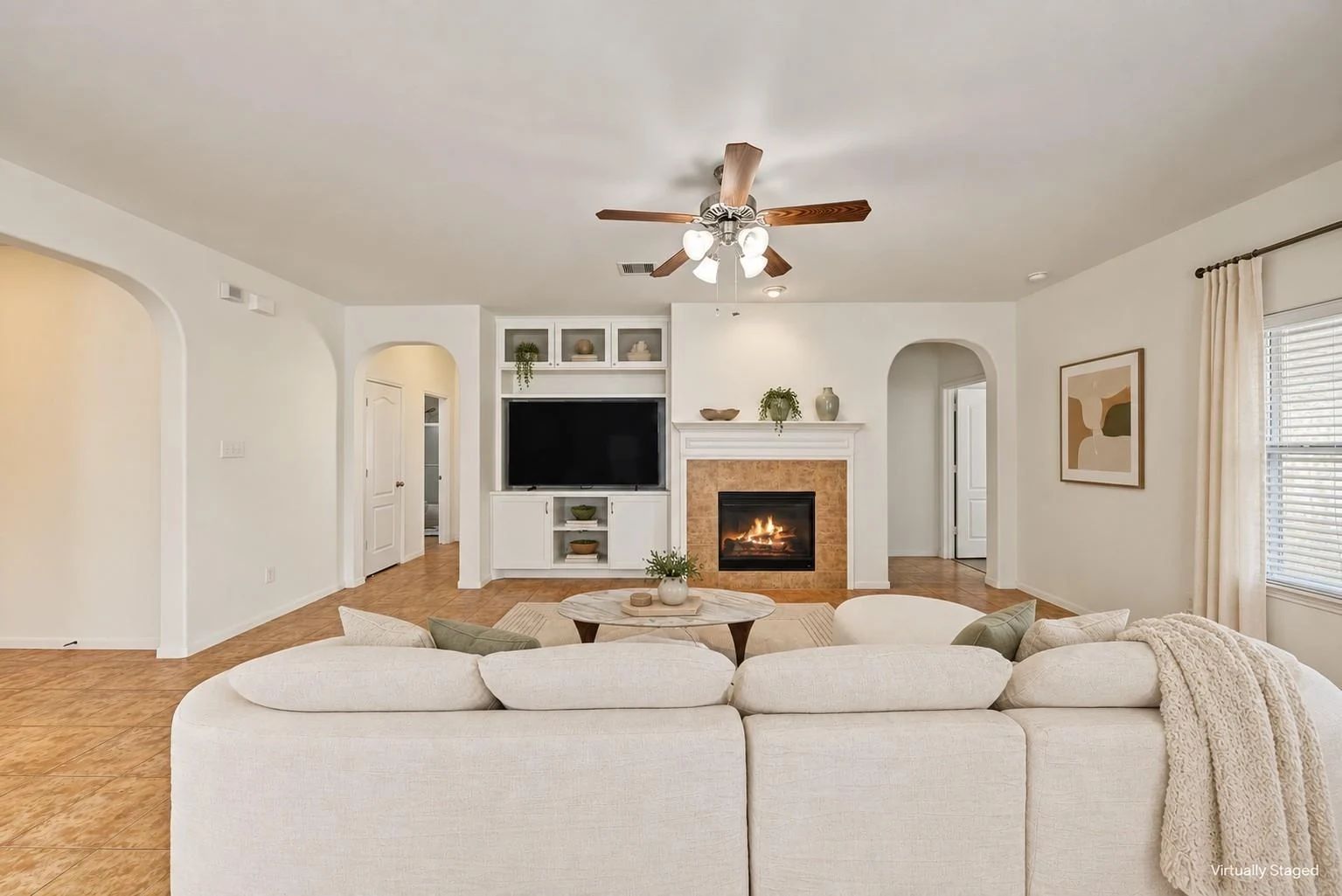 Virtually staged living room with windows and fireplace | 带窗户和壁炉的客厅虚拟布置图