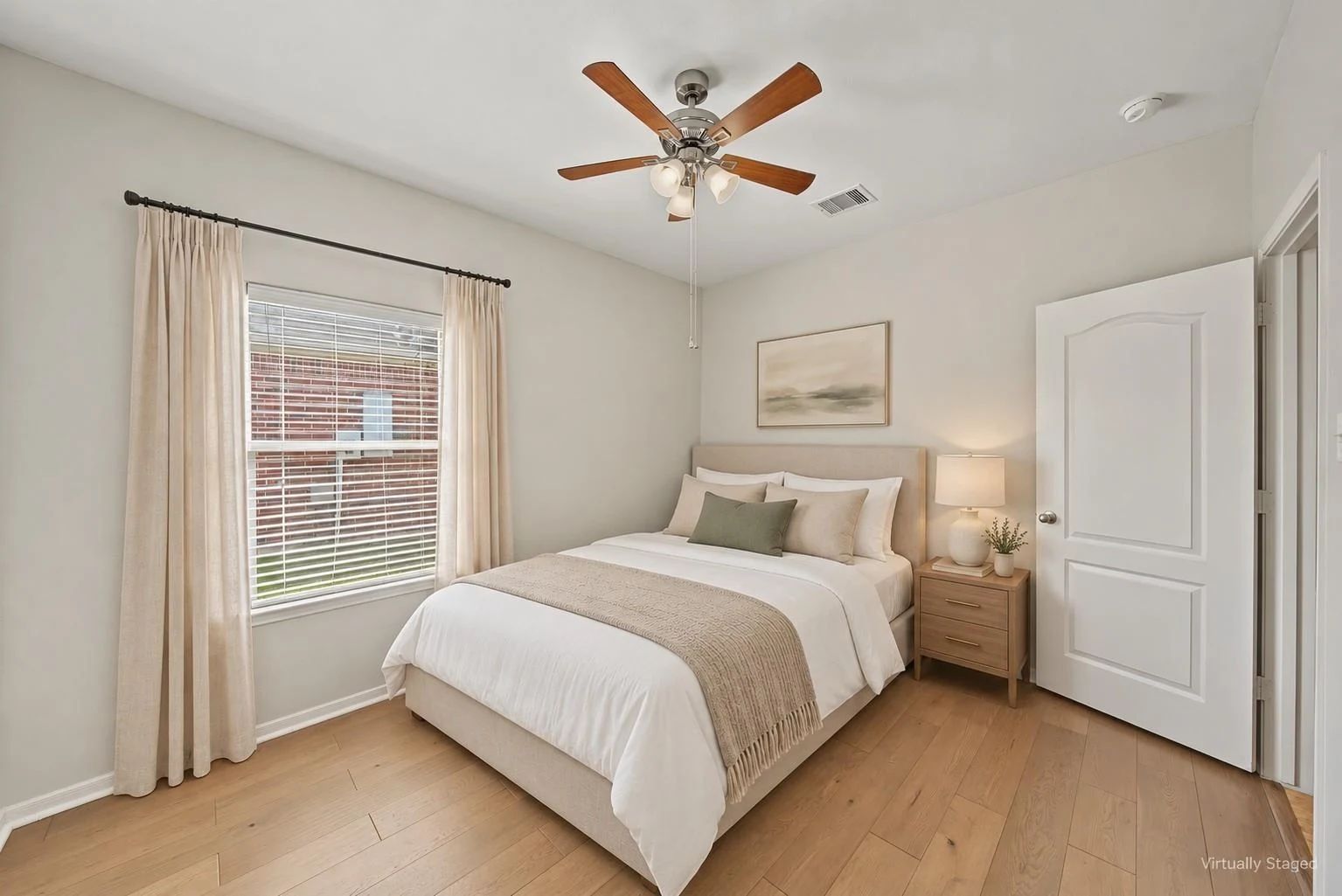 Virtually staged secondary bedroom with window and closet | 带窗户和衣柜的次卧虚拟布置图