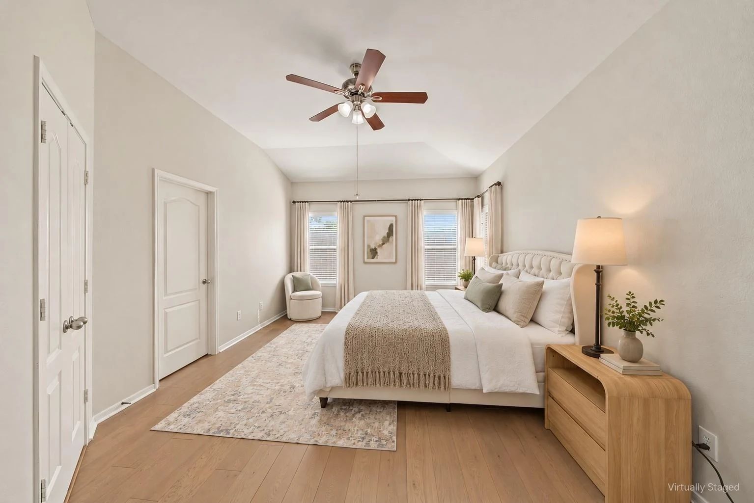 Virtually staged bedroom viewed toward its closet and doorway | 从衣柜和房门方向看到的卧室虚拟布置图