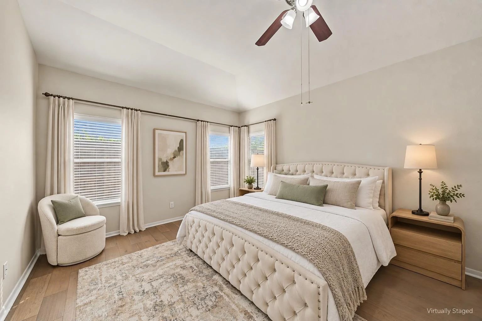 Virtually staged primary bedroom with corner windows | 带转角窗的主卧虚拟布置图