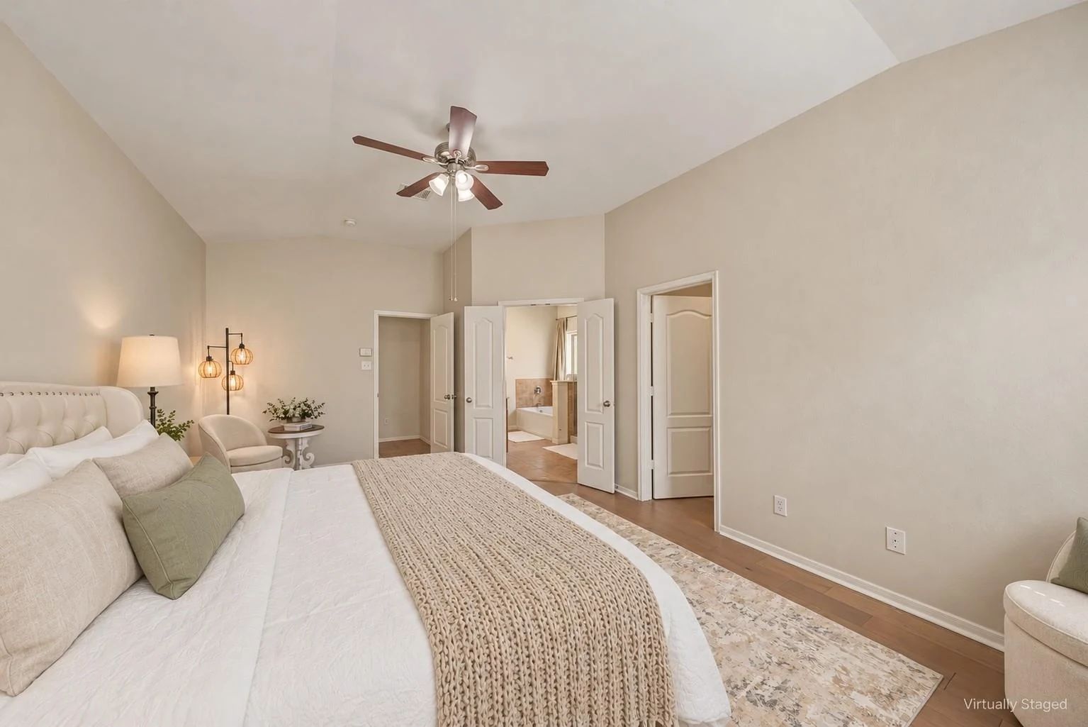 Virtually staged primary bedroom viewed toward the bathroom | 朝主卫方向看到的主卧虚拟布置图