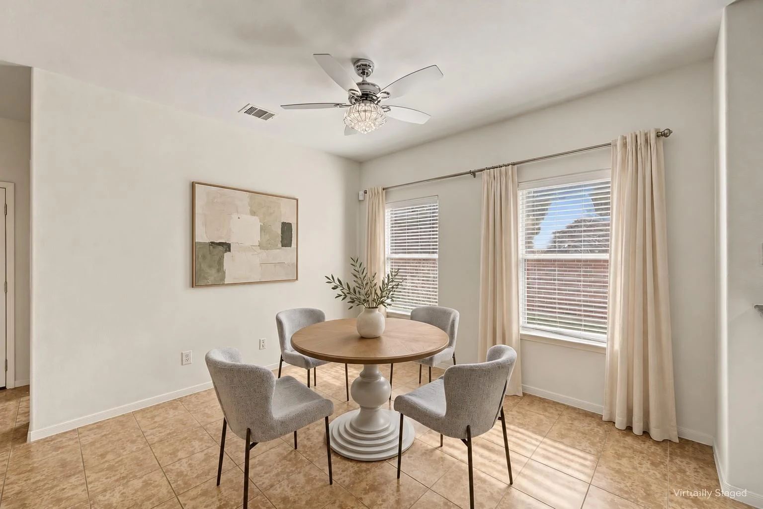 Virtually staged breakfast area with windows | 带多扇窗户的早餐区虚拟布置图
