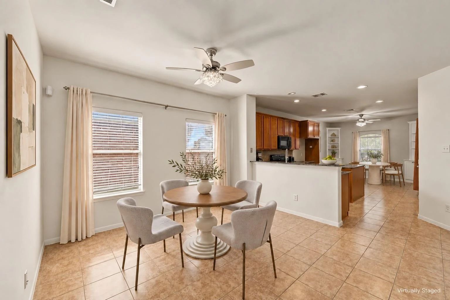 Virtually staged breakfast area connected to the open kitchen | 与开放式厨房相连的早餐区虚拟布置图