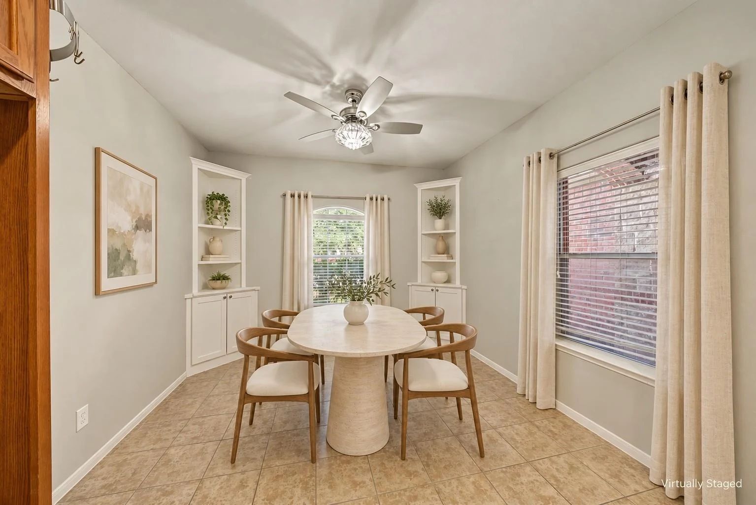 Second virtually staged view of the breakfast nook | 早餐区另一视角虚拟布置图
