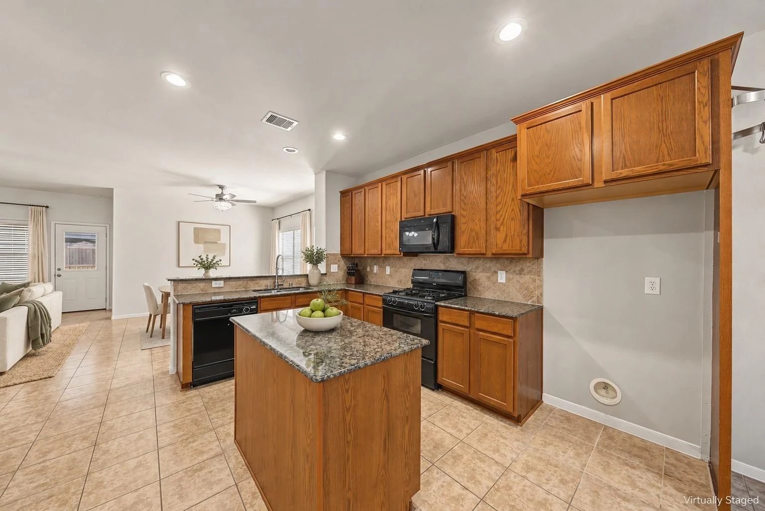 Virtually staged kitchen with wood cabinets and center island | 木色橱柜和中央岛台厨房虚拟布置图