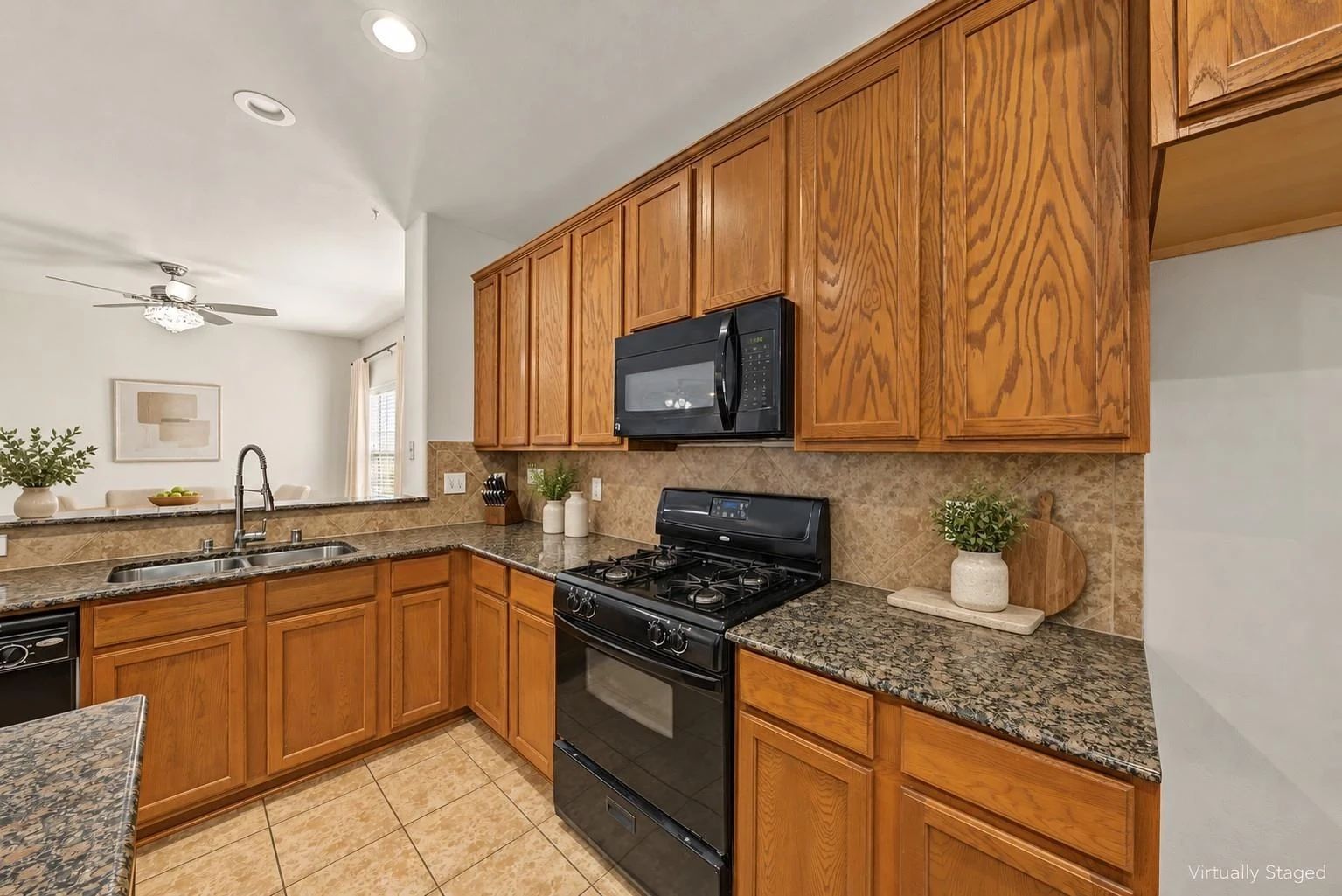 Virtually staged kitchen counter, gas range and upper cabinets | 厨房台面、燃气灶和上柜虚拟布置图