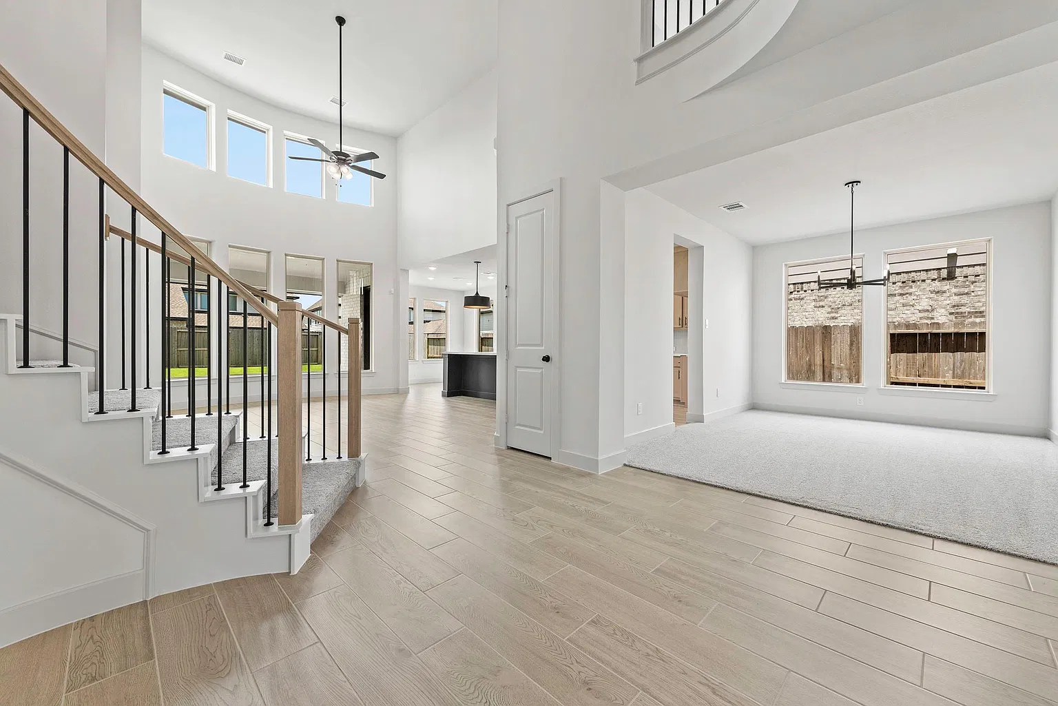Open first-floor view connecting the staircase, dining room and kitchen | 连接楼梯、餐厅和厨房的一楼开放空间