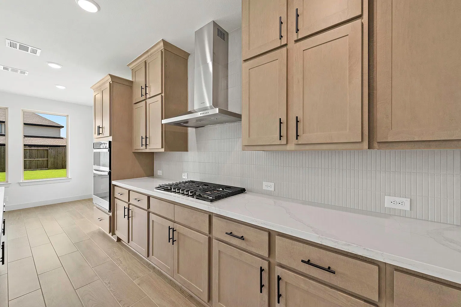 Kitchen counter wall with gas cooktop, vent hood and storage | 配燃气炉头、抽油烟机和收纳柜的厨房操作台