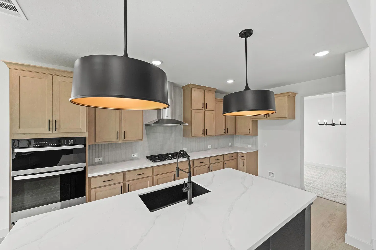 Quartz kitchen island and pendant lighting viewed from the breakfast area | 从早餐区看石英岛台和吊灯