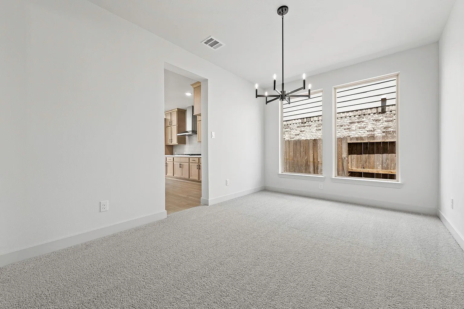 Formal dining room with carpet and modern chandelier | 配地毯和现代吊灯的正式餐厅