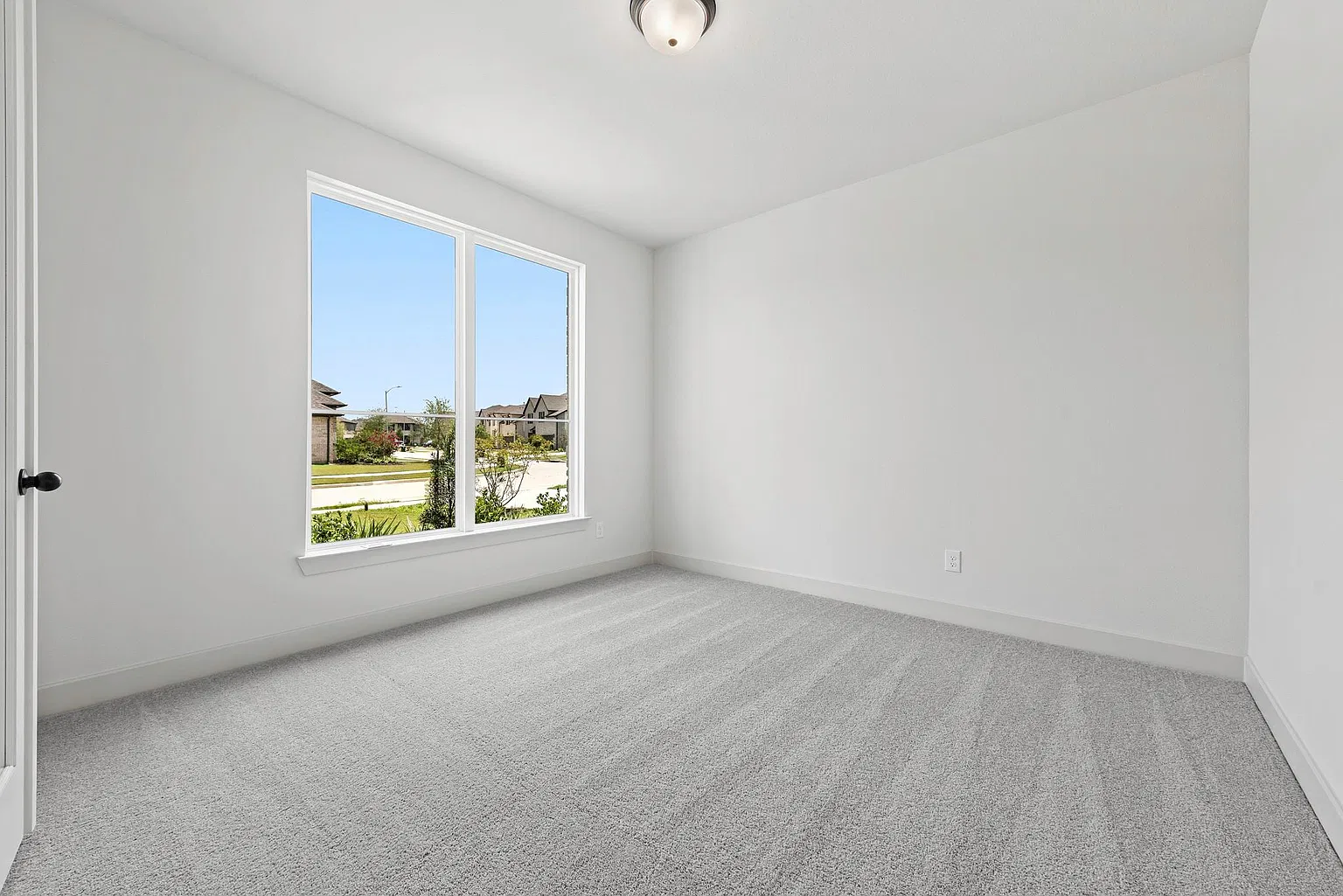 Carpeted secondary bedroom with front-facing windows | 带正面采光窗的地毯次卧
