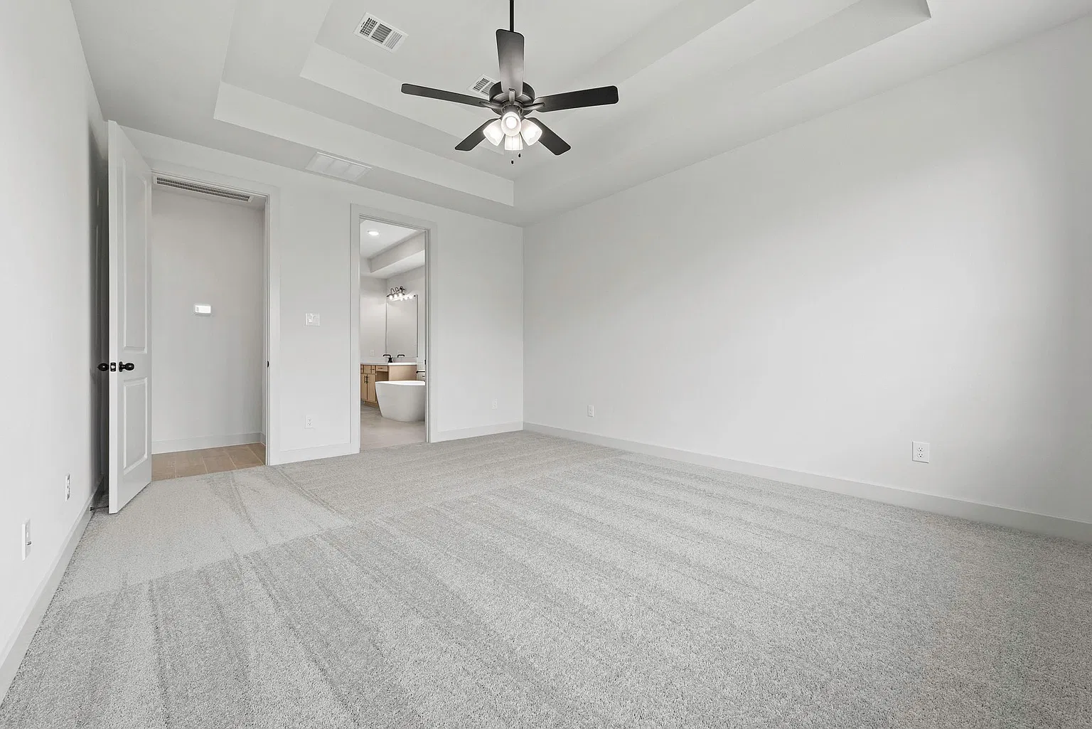 Primary bedroom view toward the en-suite bathroom | 主卧朝向套内卫生间的视角
