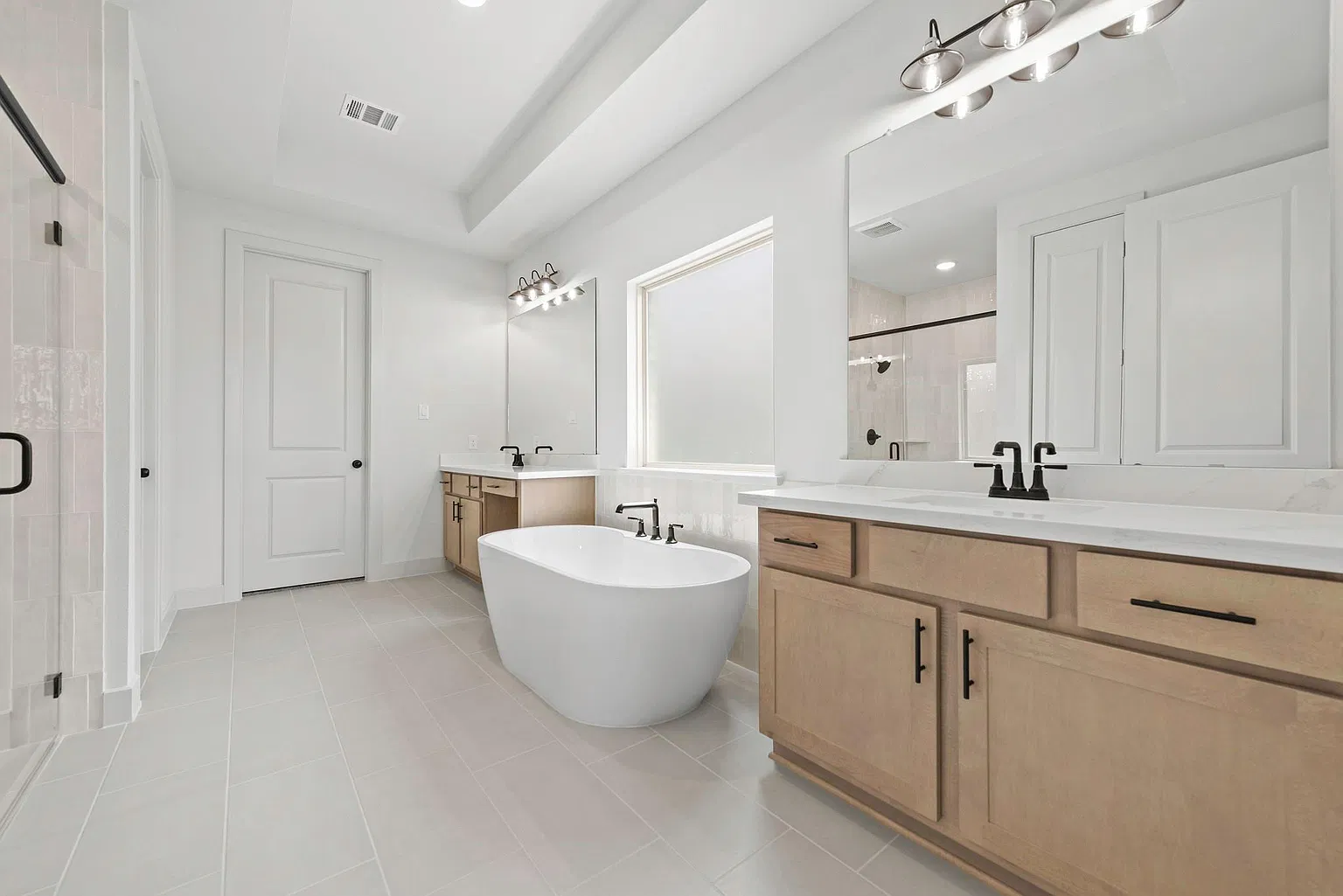 Primary bathroom with soaking tub, dual vanity and separate shower | 配泡澡浴缸、双台盆和独立淋浴的主卫