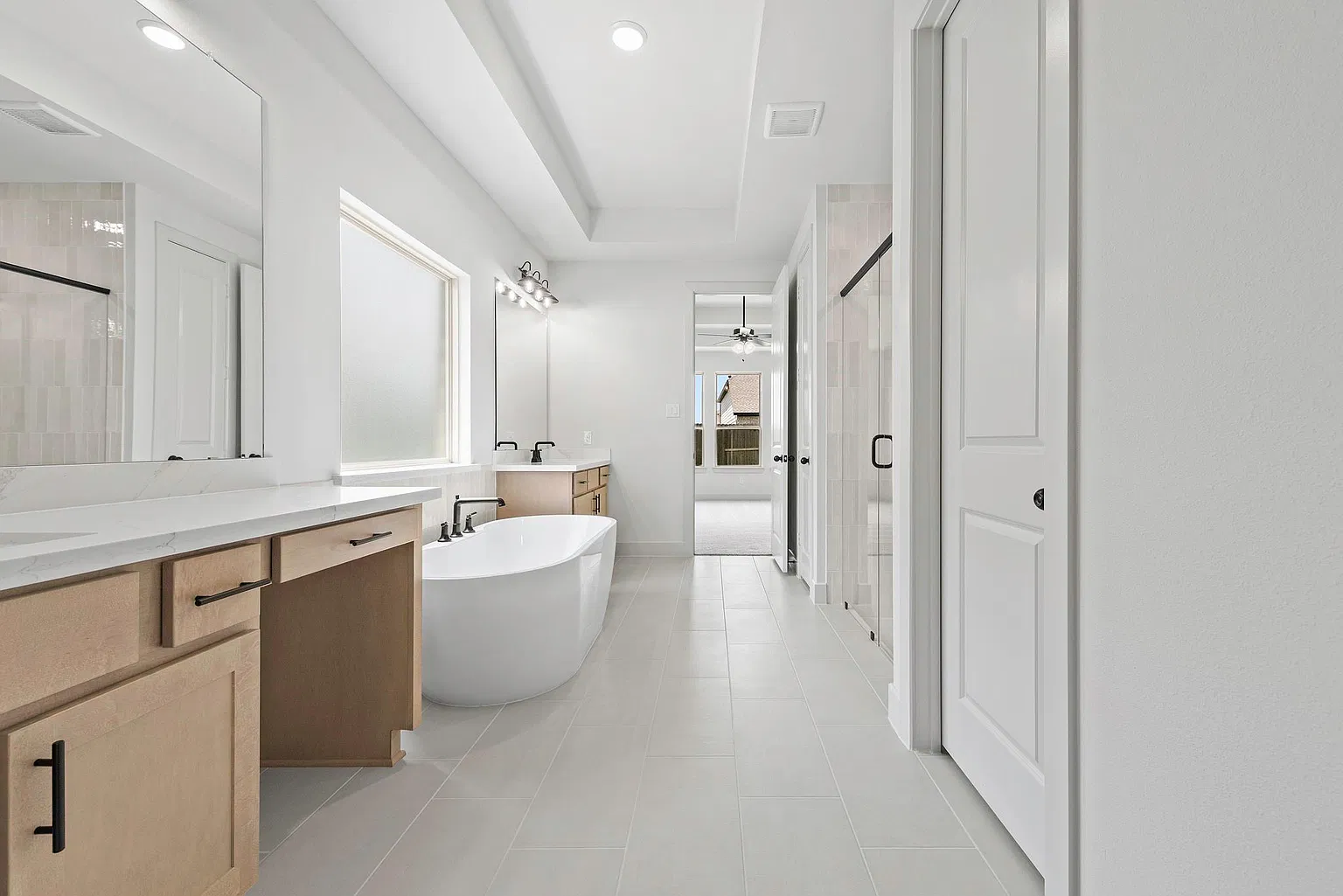 Primary bathroom showing dual vanity, soaking tub and shower | 展示双台盆、泡澡浴缸和淋浴间的主卫