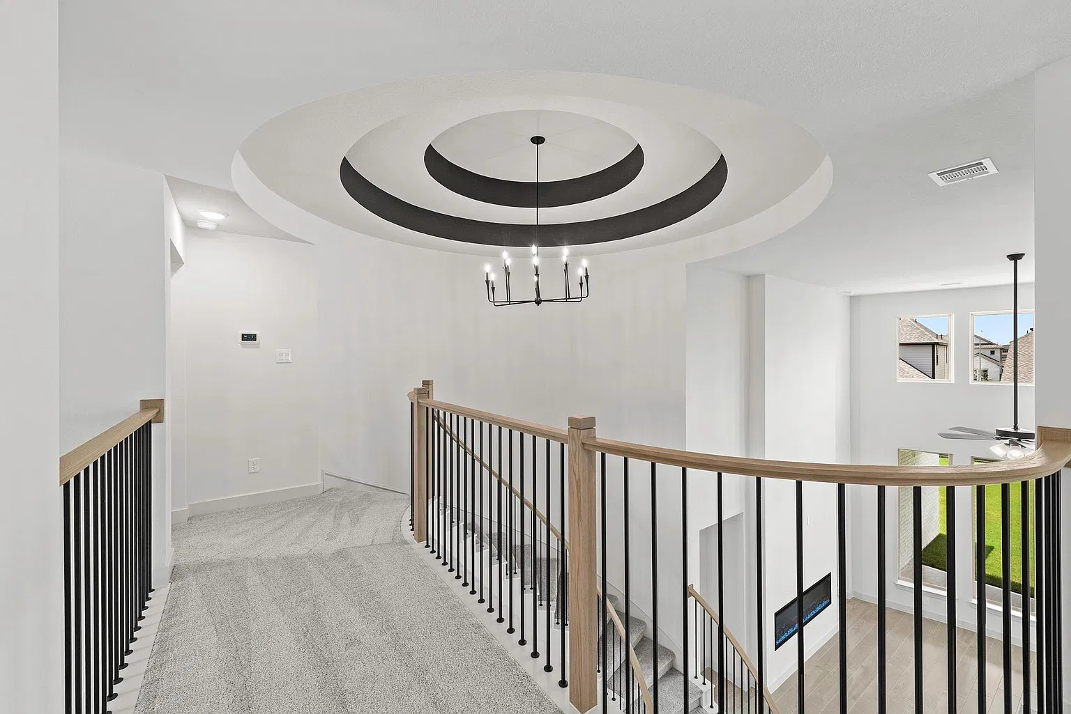 Upstairs landing overlooking the circular entry and family room | 俯瞰圆形门厅和家庭厅的楼上平台