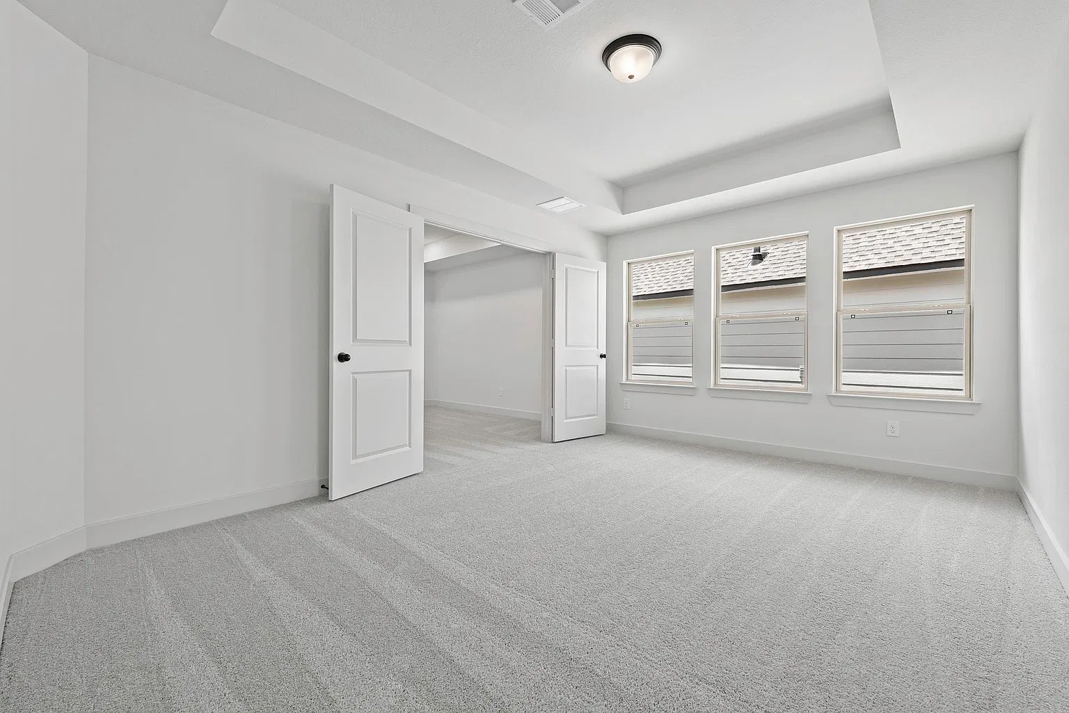 Upstairs game room with tray ceiling and three windows | 带造型顶和三扇窗的楼上游戏室