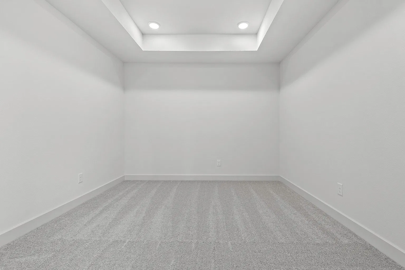 Enclosed upstairs media room with recessed ceiling lights | 带嵌入式顶灯的楼上独立影音室