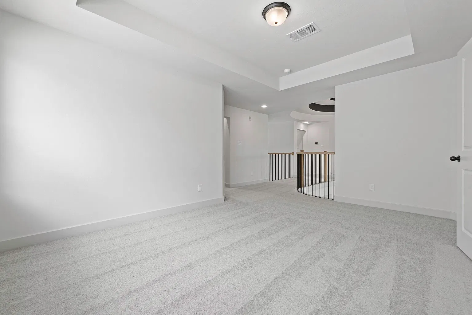 Carpeted upstairs game room beside the open landing | 毗邻开放平台的楼上地毯游戏室