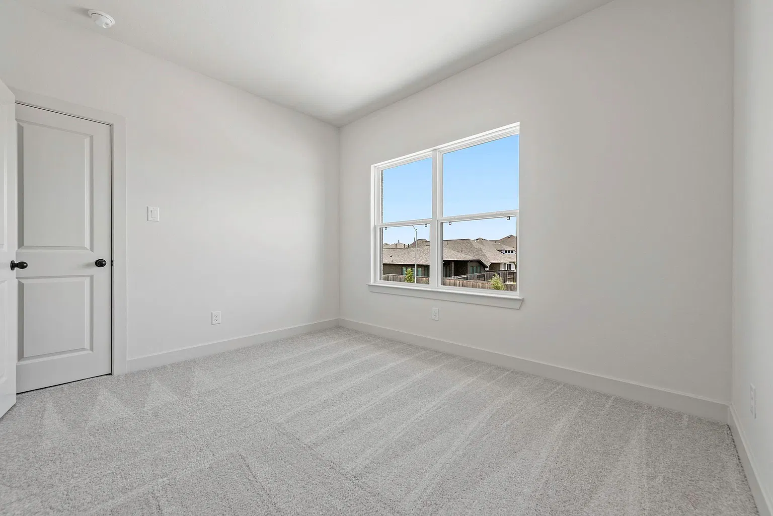 Upstairs secondary bedroom with neighborhood-facing window | 带社区景观窗的楼上次卧