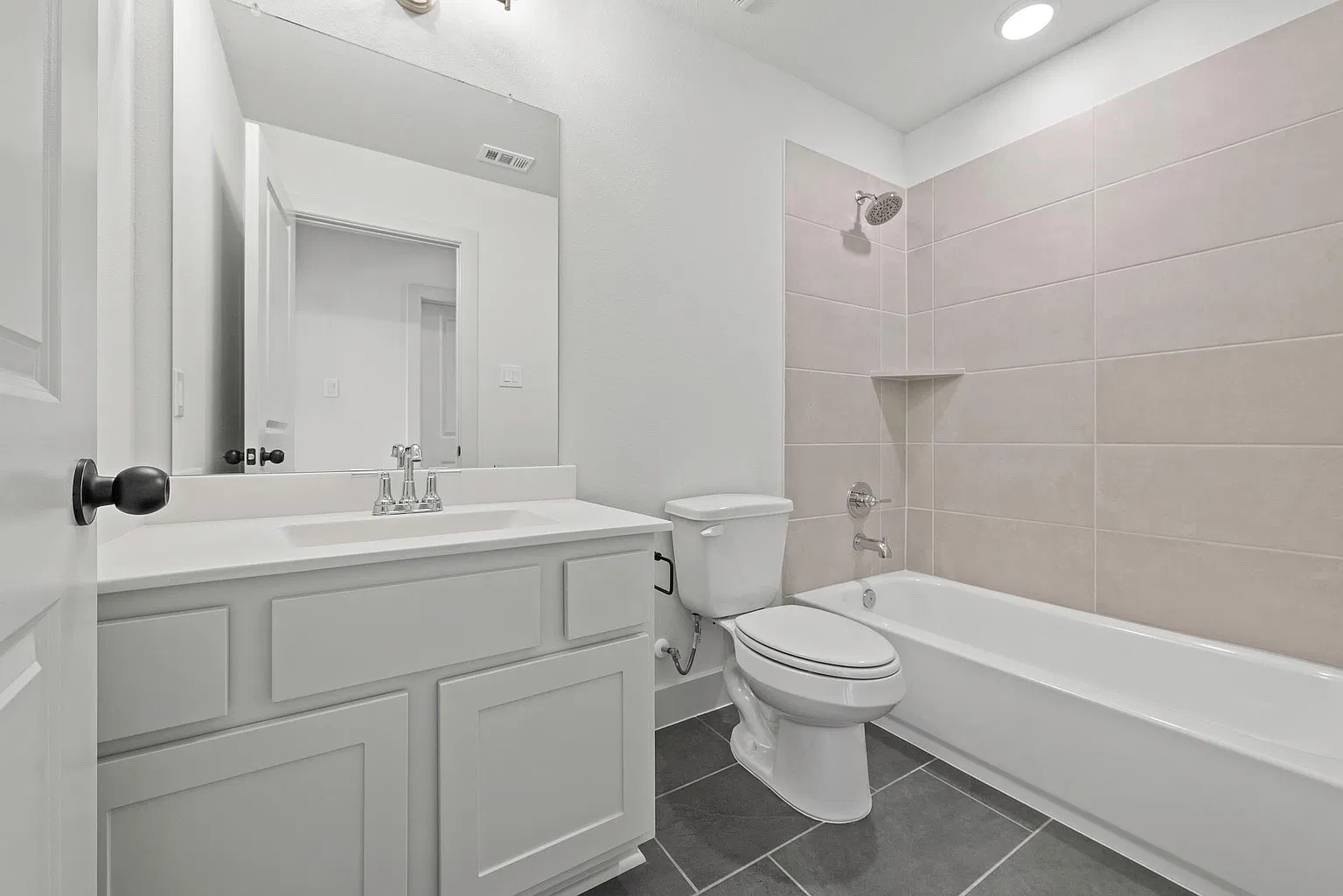 Upstairs full bathroom with tub-shower and white vanity | 配浴缸淋浴和白色浴室柜的楼上全卫