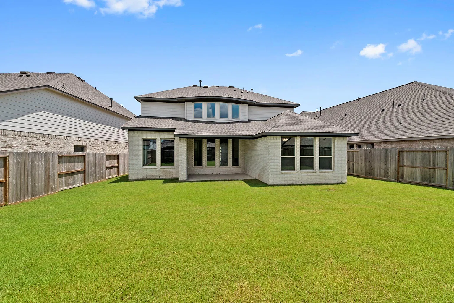 Fenced backyard and rear exterior of the Westin home | Westin住宅的围栏后院及建筑背面