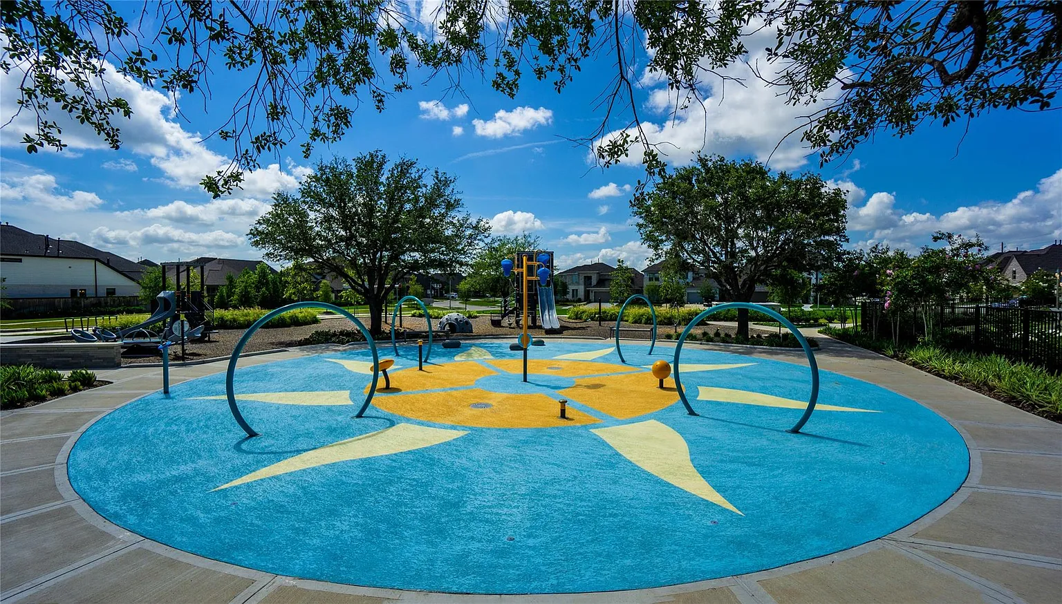 Candela community splash pad with water-play equipment | Candela社区配有玩水设施的戏水区
