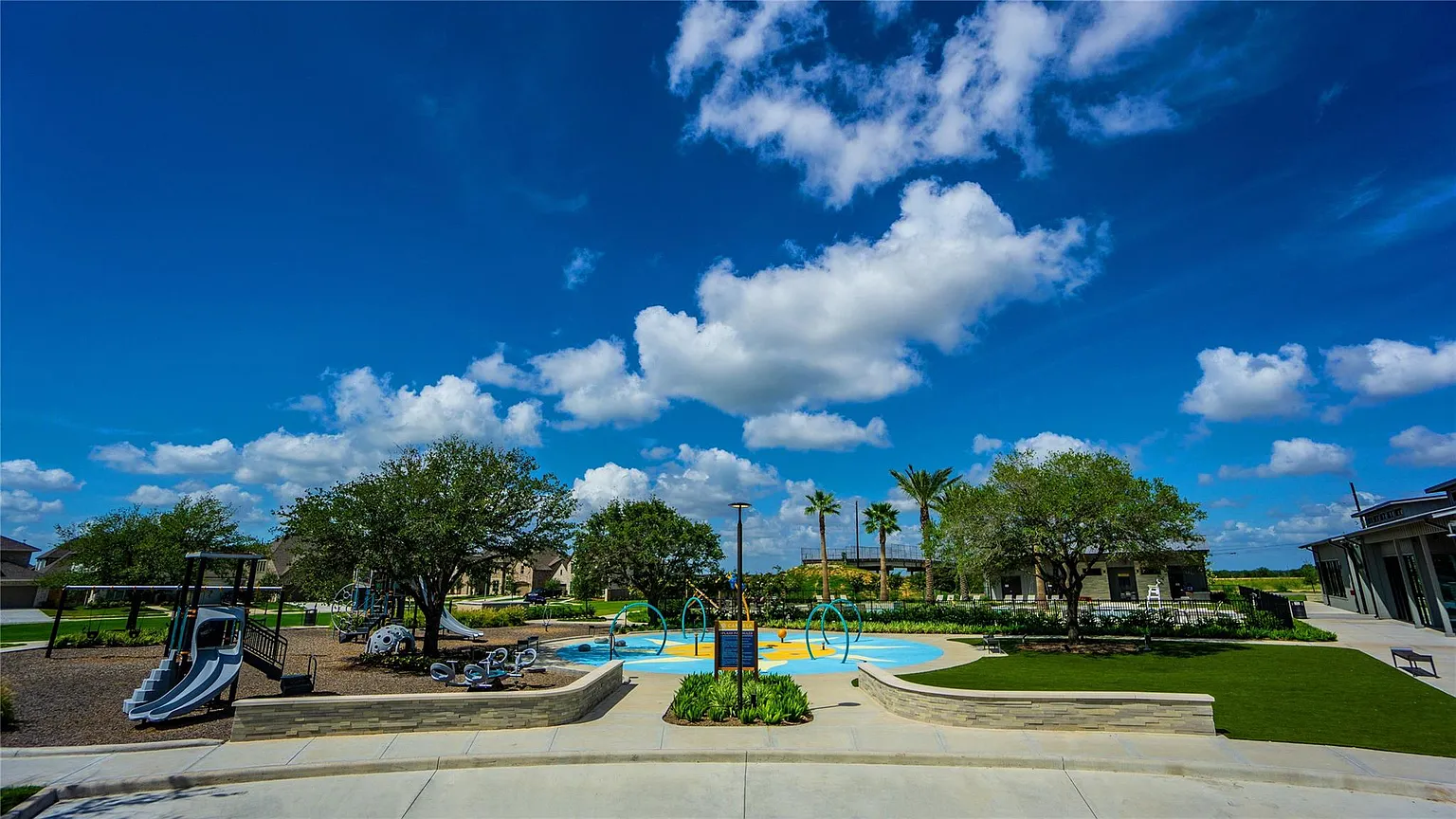 Wide view of Candela playground and splash-pad area | Candela社区游乐场及戏水区全景