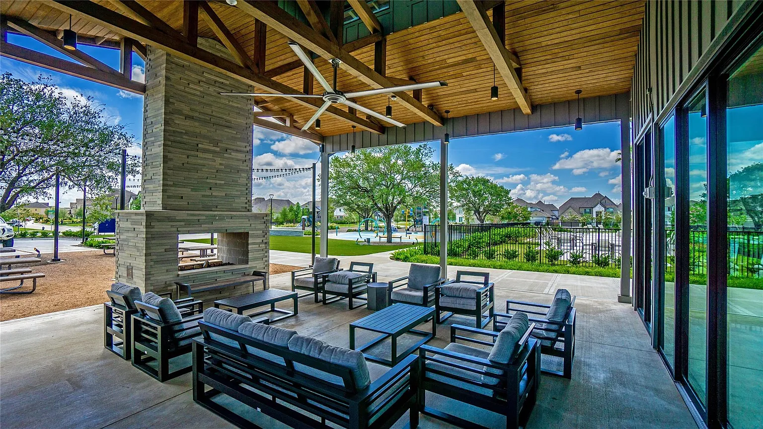 Covered outdoor lounge and fireplace at the Candela amenity center | Candela配套中心的有顶户外休息区和壁炉