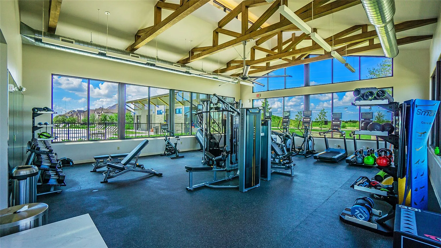 Candela community fitness center with exercise equipment | 配备健身器材的Candela社区健身房