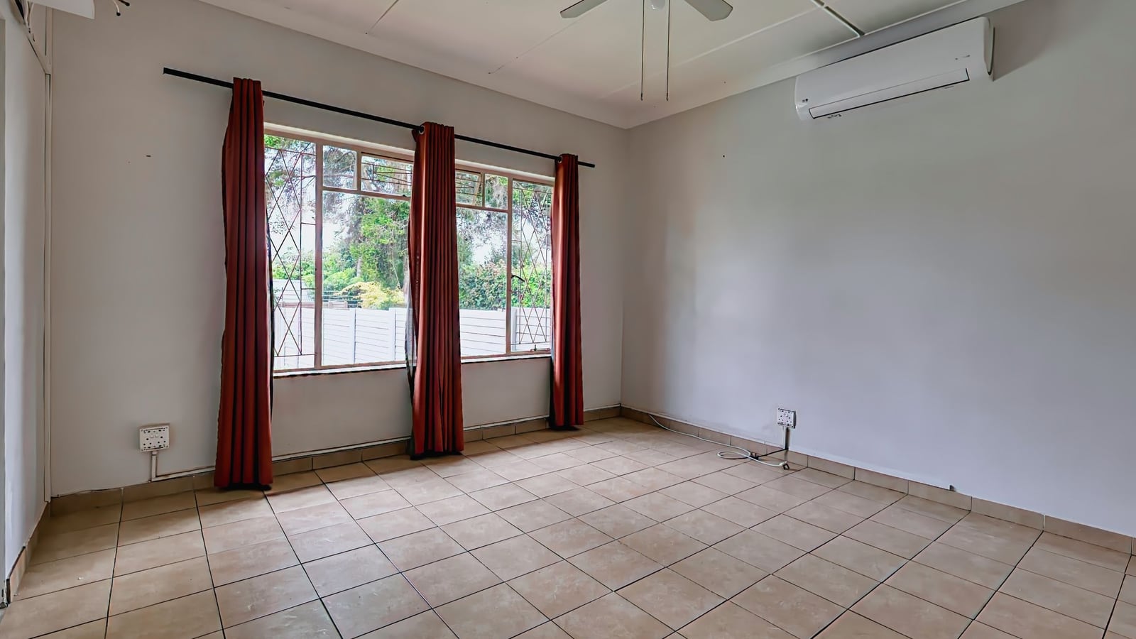 Sunlit upstairs room with windows, ceiling fan and air conditioner / 有窗户、吊扇和空调的明亮楼上房间实拍