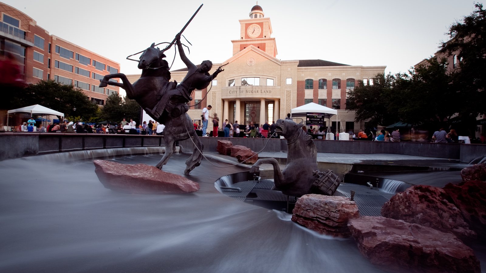 Sugar Land Town Square public plaza and City Hall / Sugar Land Town Square公共广场与市政厅