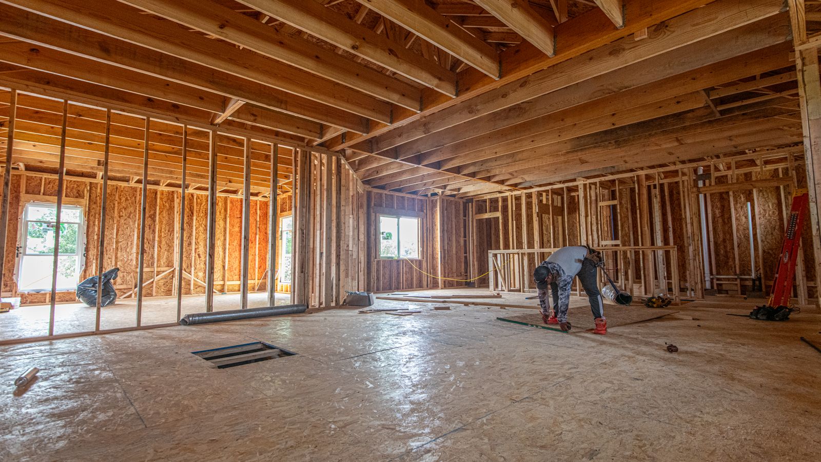 德州新建住宅木结构施工现场 / Wood framing inside a new Texas home under construction