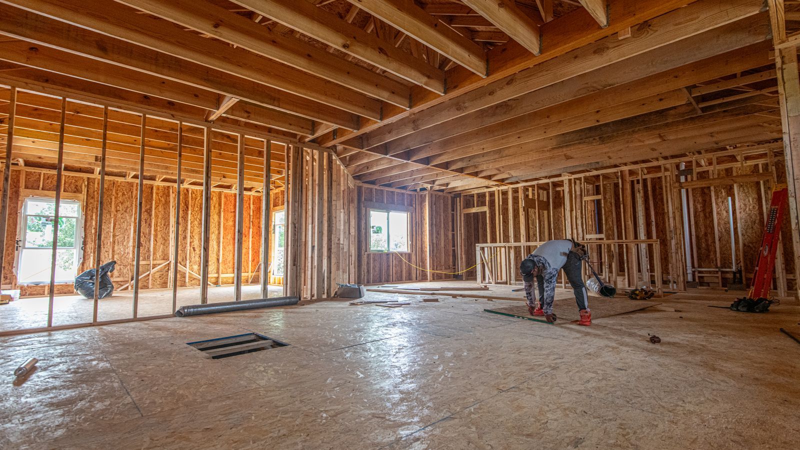 德州新建住宅木结构施工现场 / Wood framing inside a new Texas home under construction
