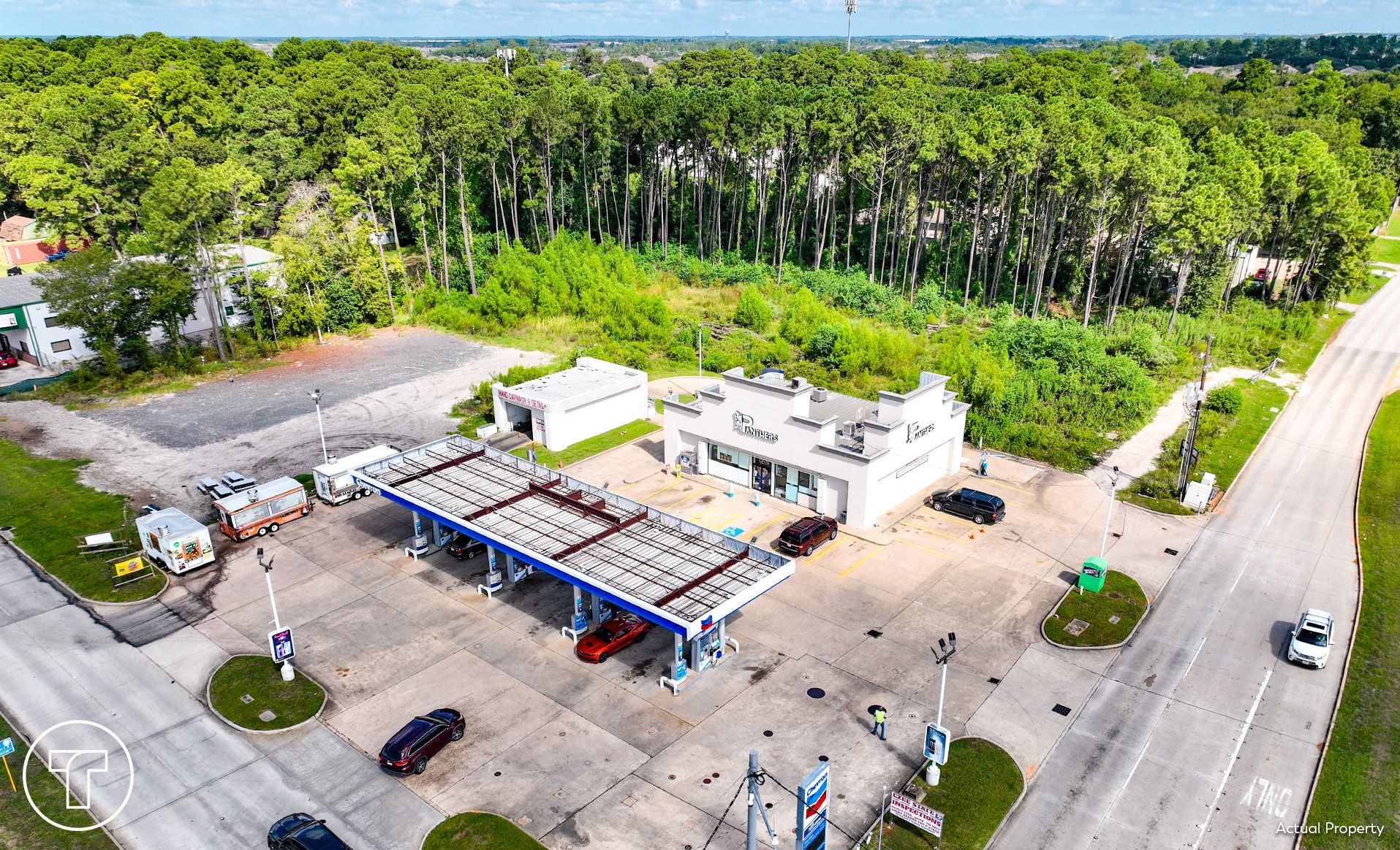 Aerial view of Panthers Petroleum gas station, convenience store and car wash at 12010 Spring Cypress Road | 12010 Spring Cypress Road Panthers Petroleum加油站、便利店及洗车设施航拍