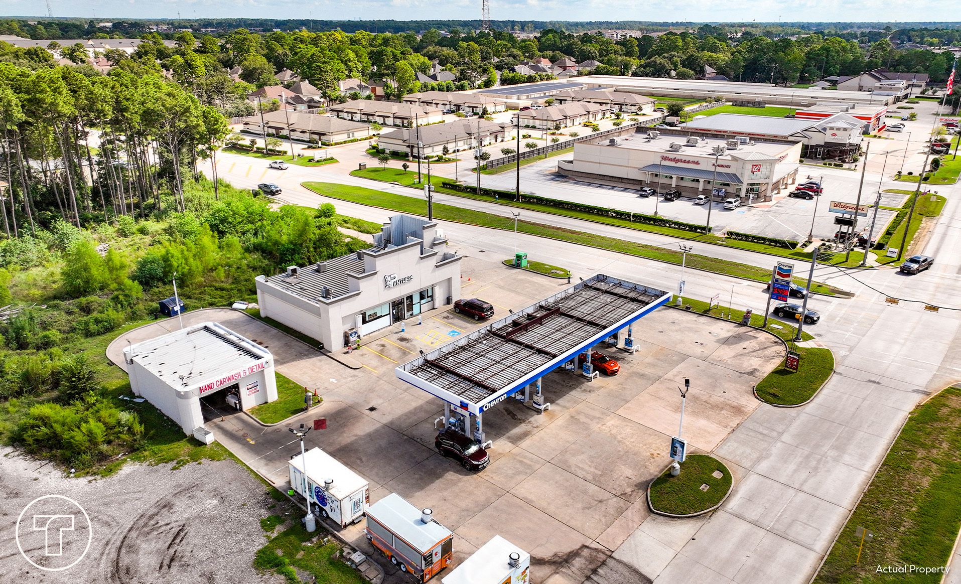 Elevated view of the Panthers Petroleum fuel canopy, store, car wash and corner access | Panthers Petroleum加油区、店面、洗车设施及转角出入口航拍