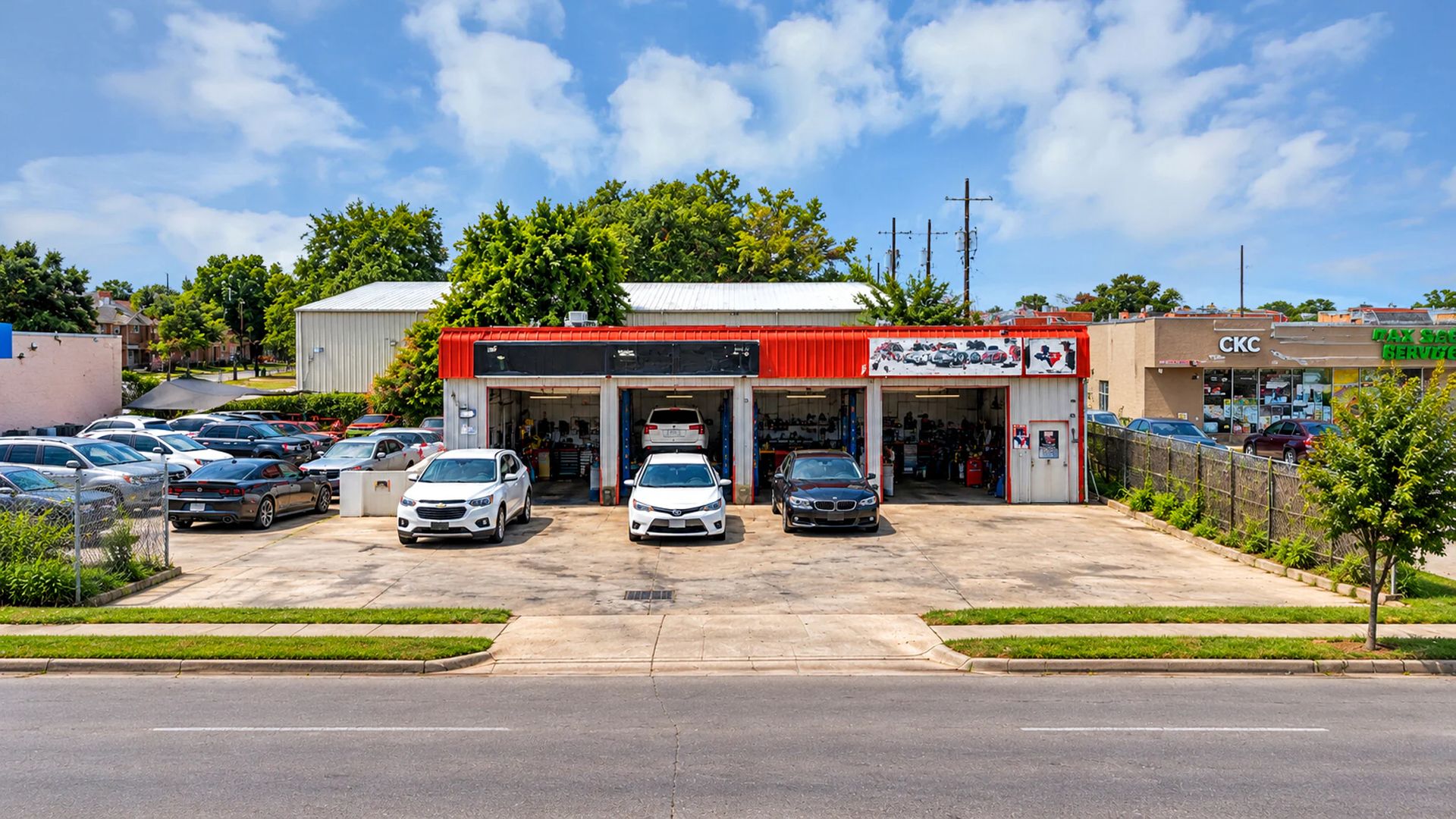 Street-facing view of the automotive-service building at 10090 S Gessner Rd | 10090 S Gessner Rd汽车服务建筑临街正面
