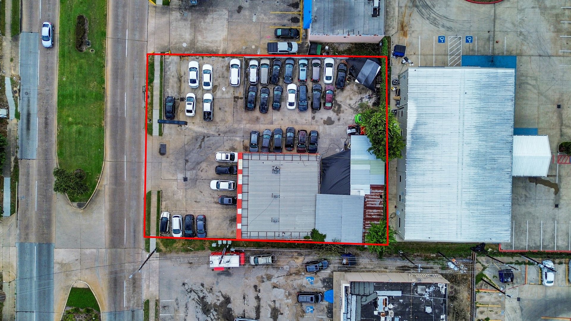 Top-down aerial of the site with a red parcel boundary | 带红色地块边界的现场俯视航拍