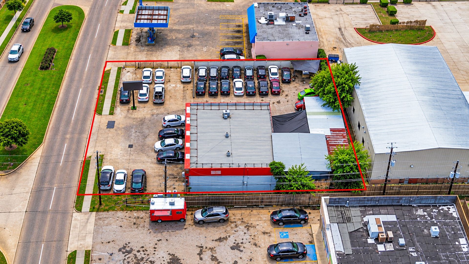 Oblique aerial of the site and South Gessner Road frontage with parcel boundary | 带地块边界的South Gessner Road临街航拍