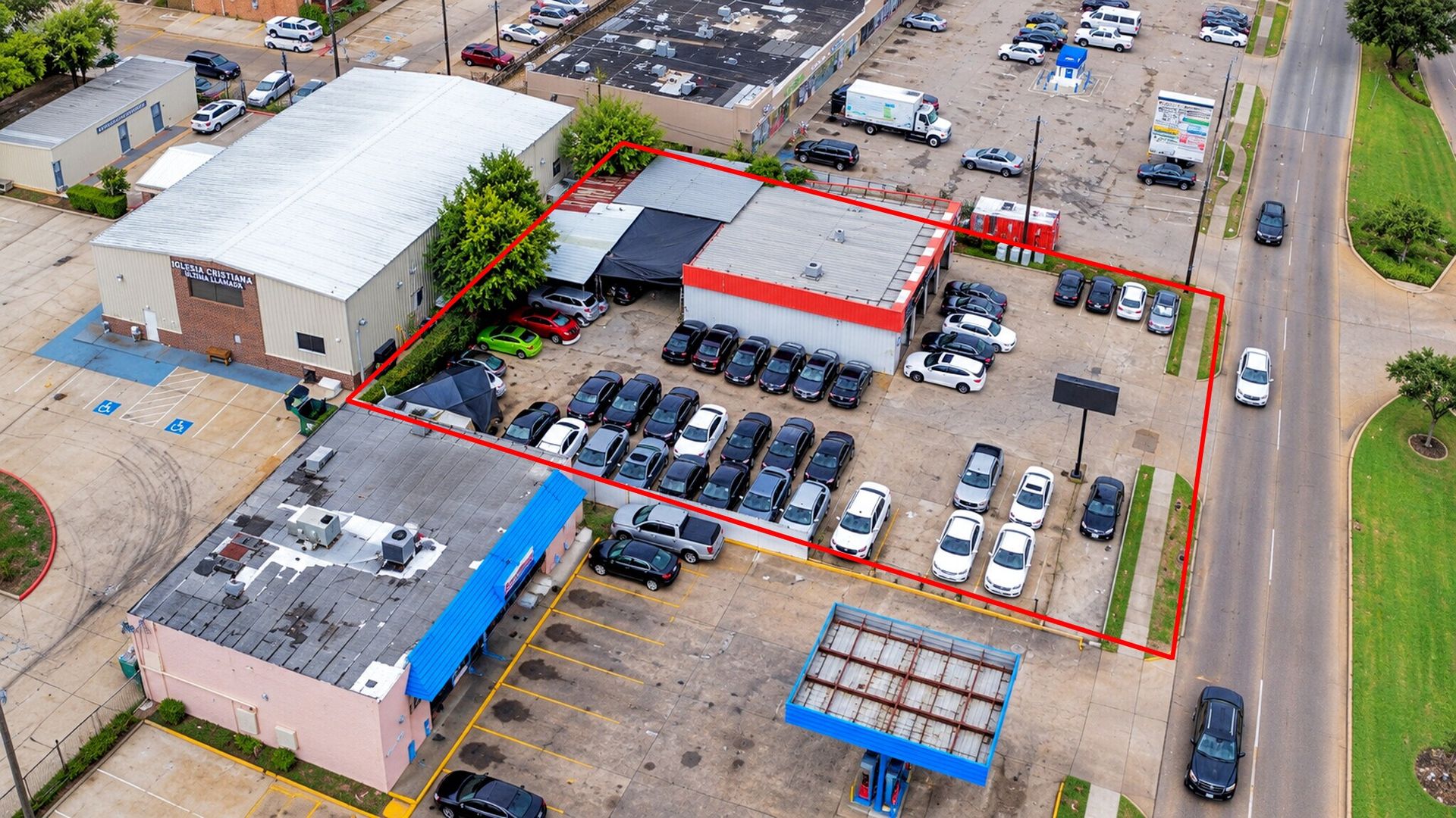 Aerial view of the property, neighboring businesses and surrounding residential area | 房产、邻近商业及周边住宅区航拍