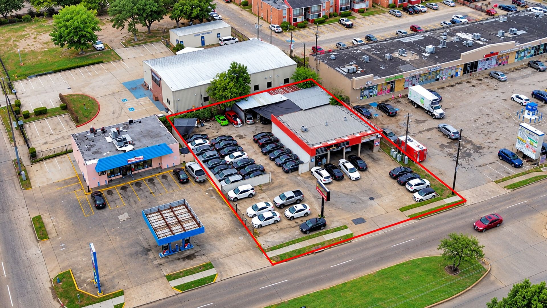 Aerial view of the automotive-service site and nearby commercial properties | 汽车服务物业及周边商业航拍